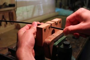 Using a veneer thicknessing gauge