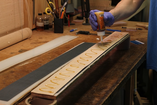 Gluing wood veneers